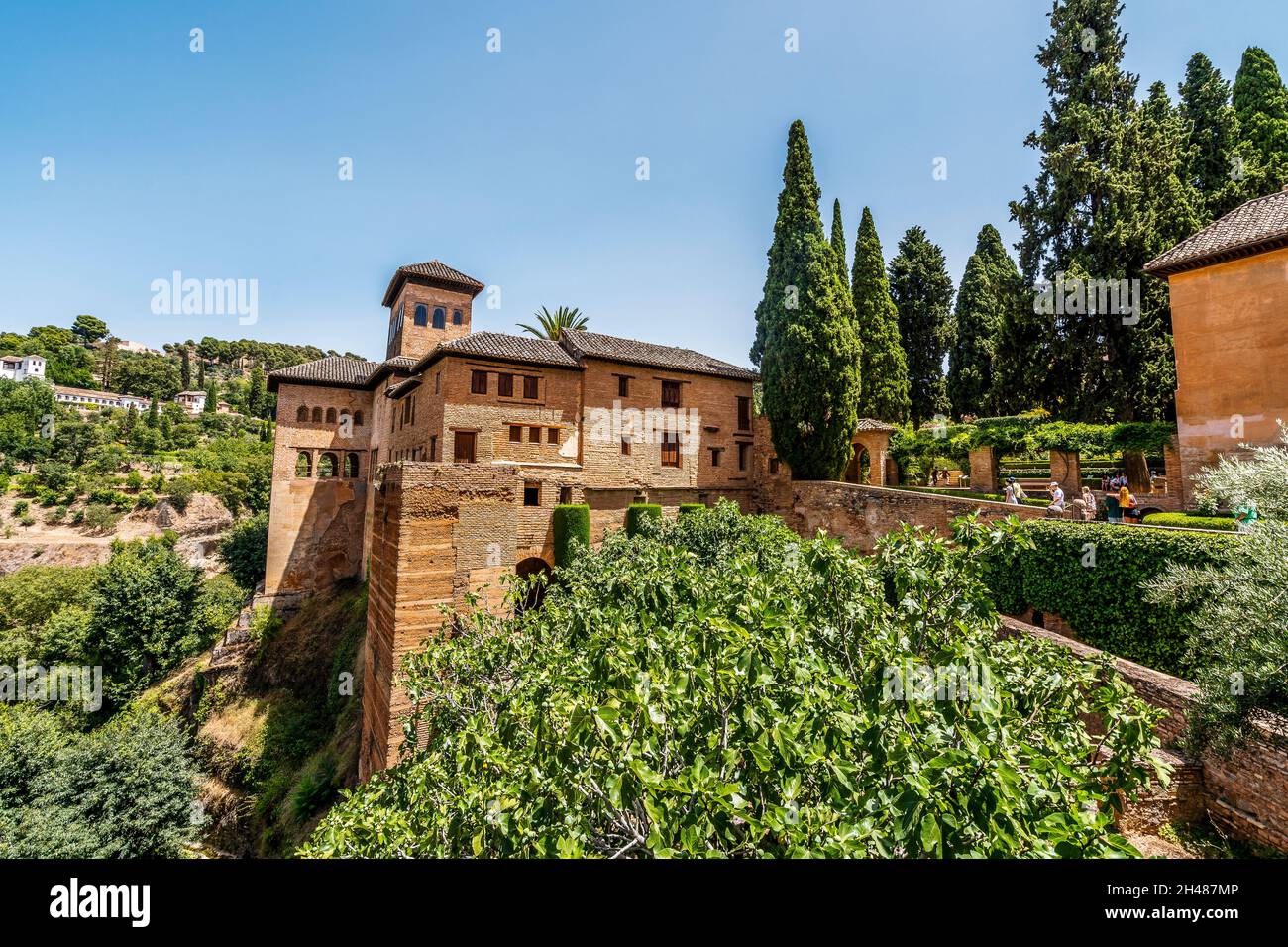 Torre moresca sulle mura dei palazzi dell'Alhambra a Granada, Andalusia, Spagna Foto Stock