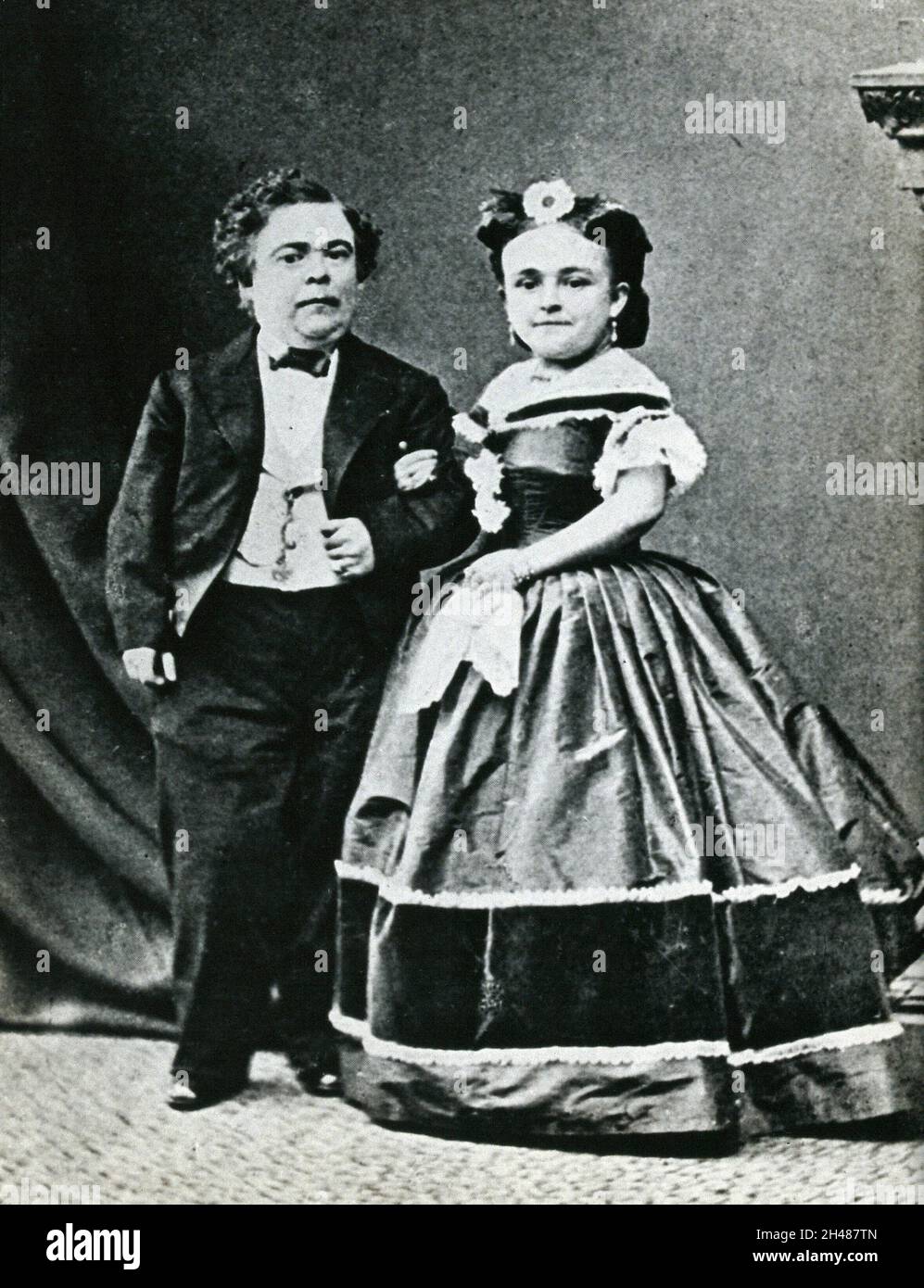 Due nani: 'Tom Thumb' (Charles Sherwood Stratton) (1838-1883) e sua moglie Lavinia Warren Stratton (1841-1919). Fotografia, c.. 1865. Foto Stock