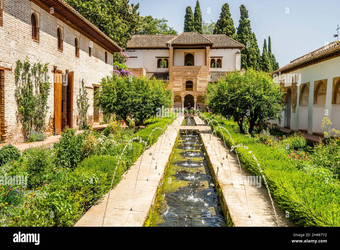 Generalife palazzo moresco con cortile verde in Alhambra, Granada, Spagna Foto Stock