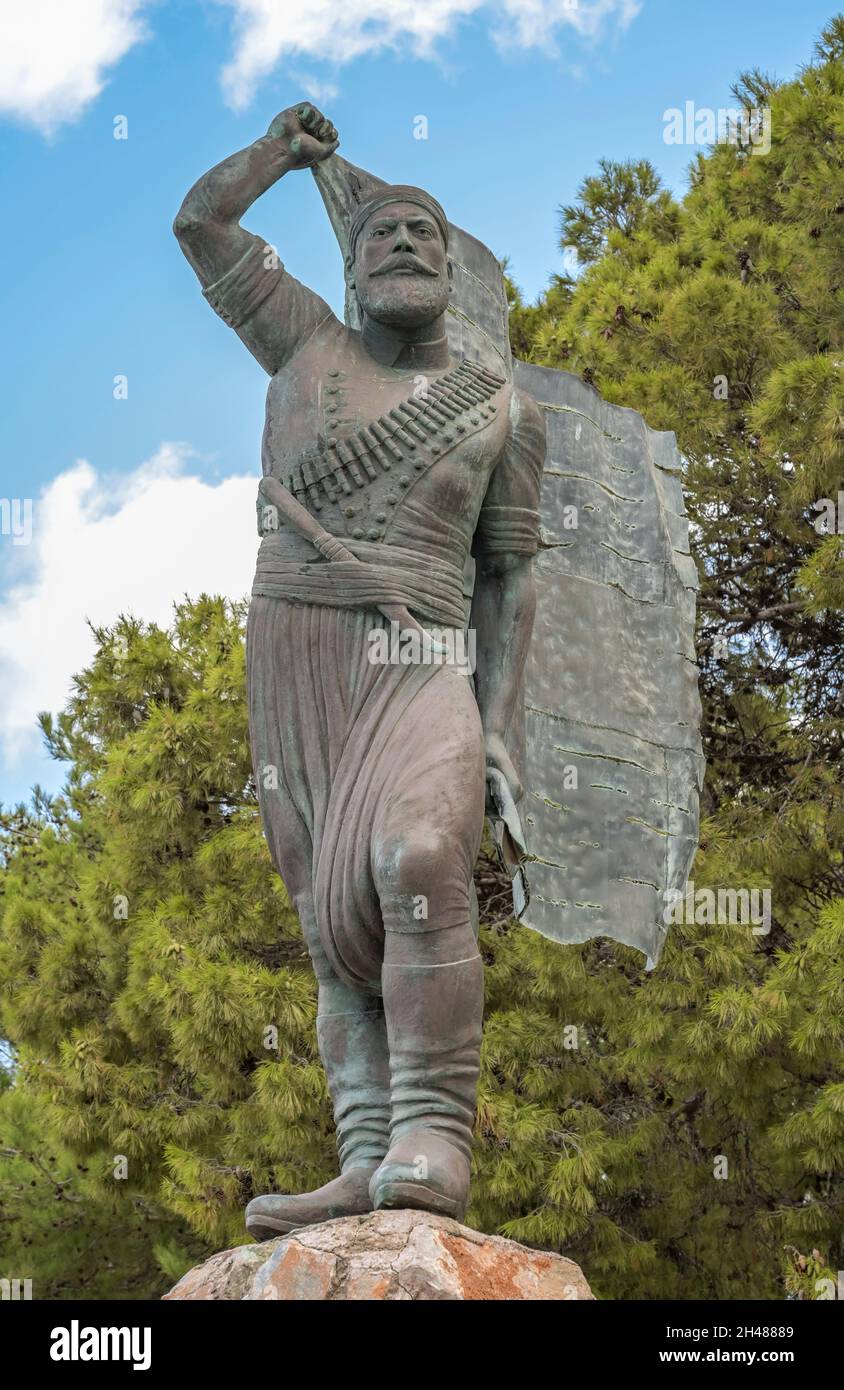 Statua und Denkmal der Spyros Kayales mit griechischer Flagge, Revolte gegen die Türken im Jahre 1897, Chania, Kreta, Griechenland Foto Stock