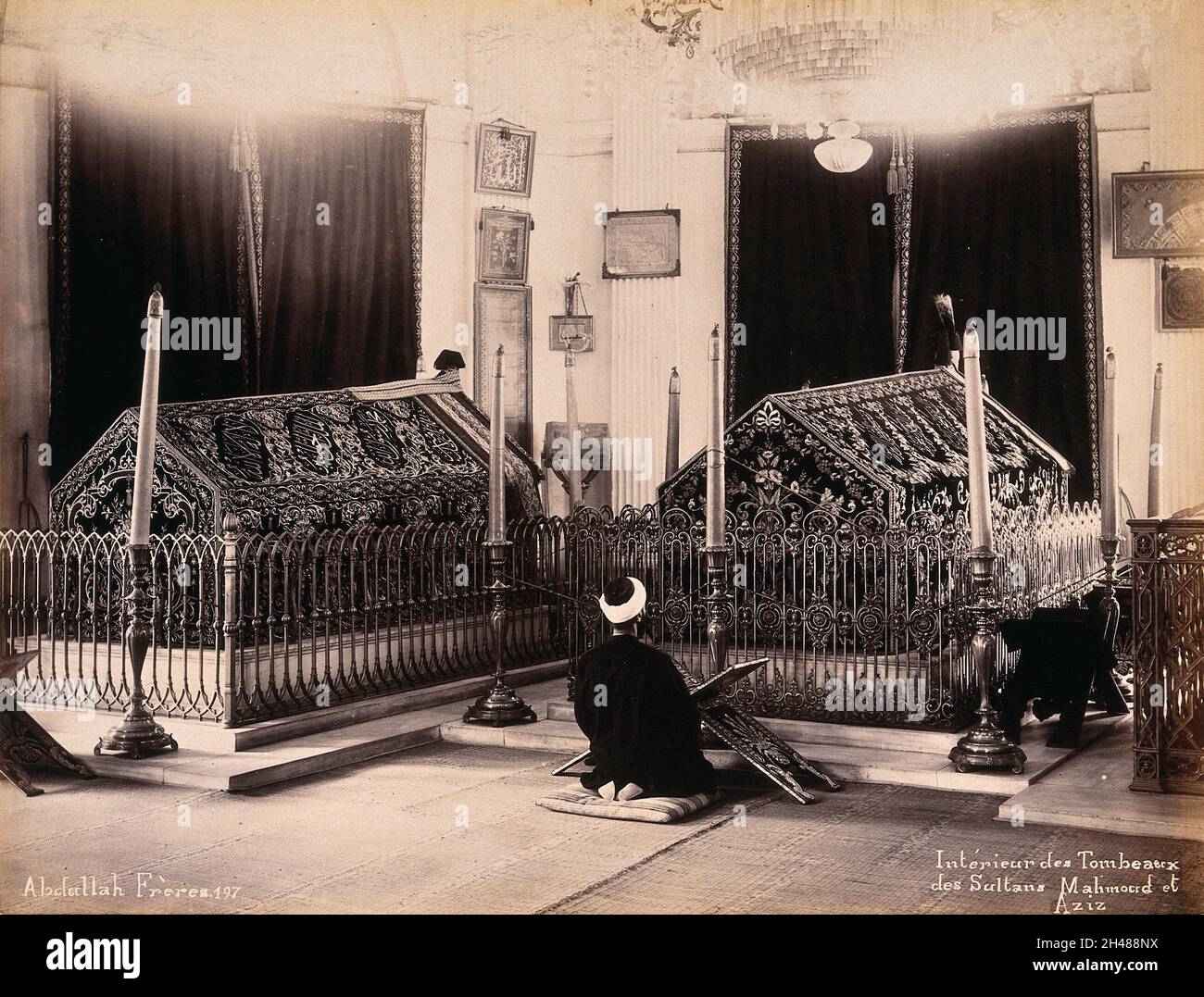 Mausoleo dei sultani Mahmud II e Abdulaziz, Istanbul; un uomo si inginocchia davanti alle due tombe decorative. Fotografia di Abdullah Frères, ca. 1900. Foto Stock