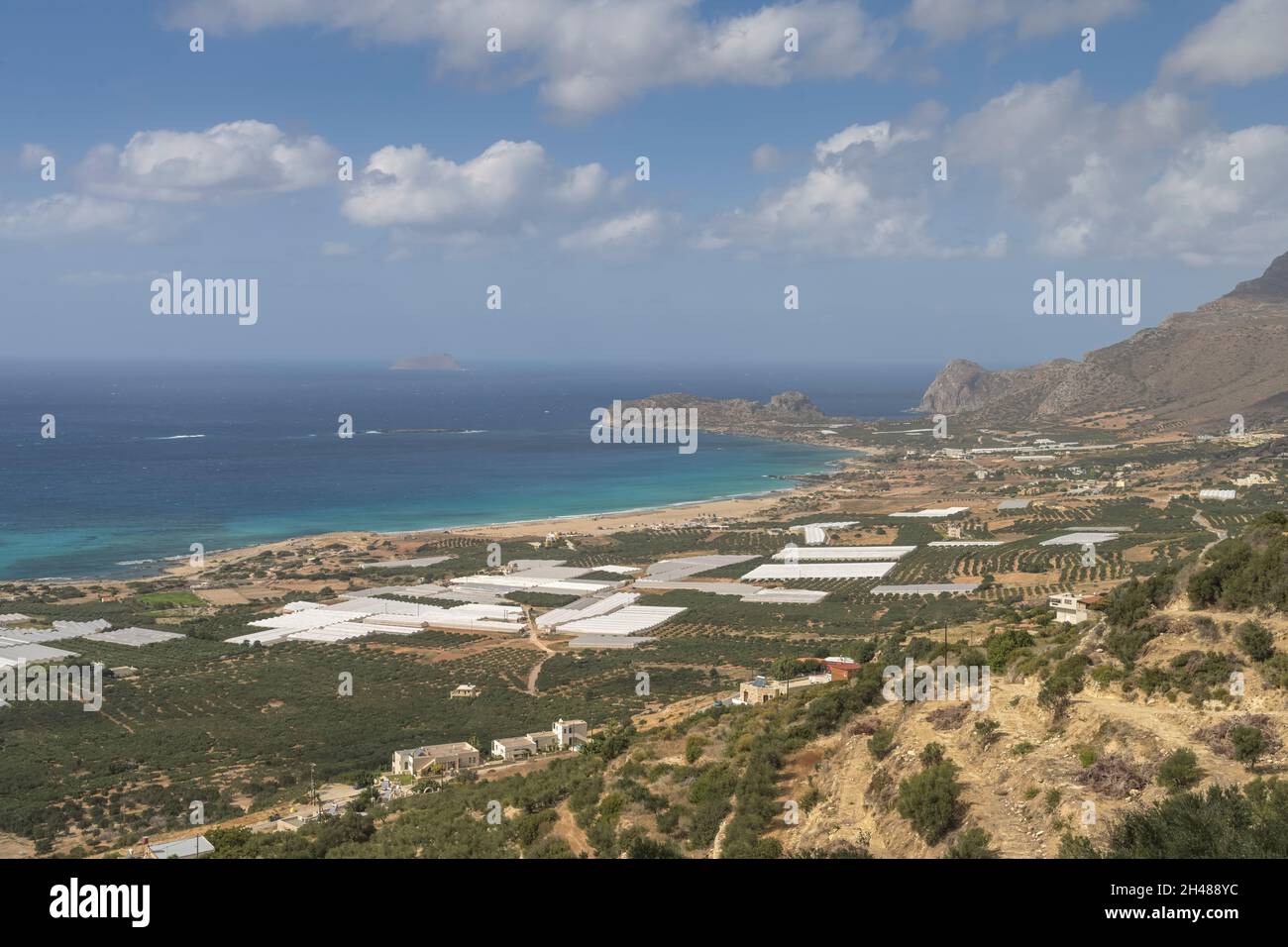 Bucht von Falassarna mit Gewächshäusern, Kreta, Griechenland Foto Stock