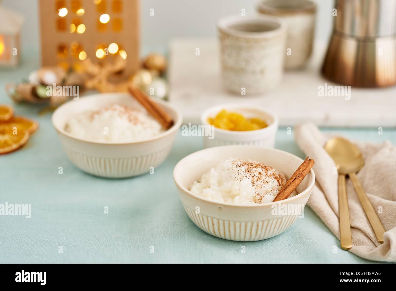 Cibo di Natale. Budino di riso. Dessert al riso al latte francese. Pastello atmosfera accogliente mattina vacanza Foto Stock