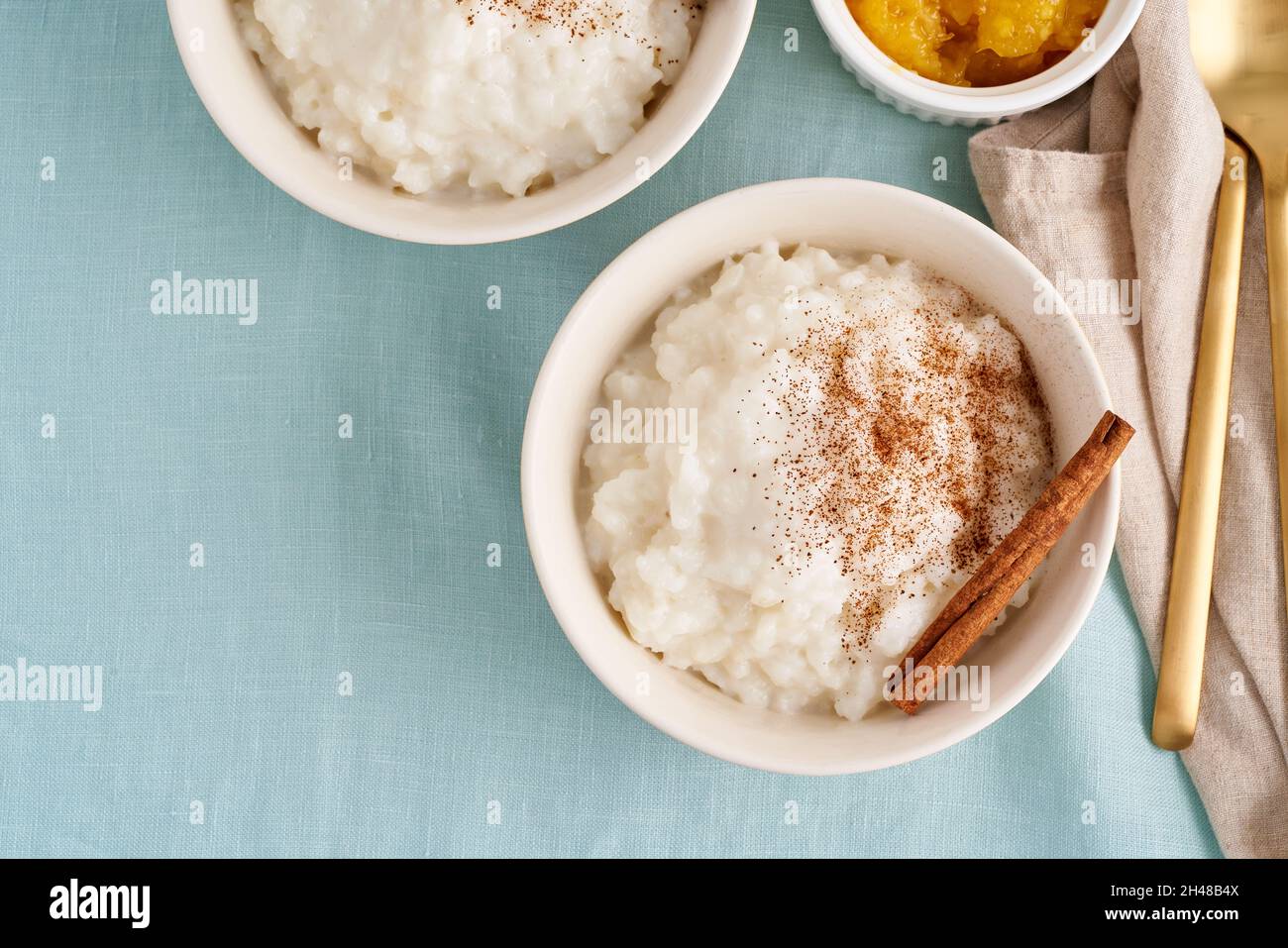 Due ciotole sano vegano senza glutine fodmap dieta colazione con mandorle alternative latte, Foto Stock