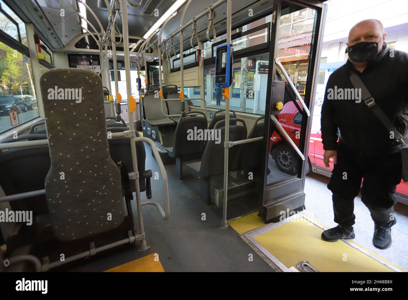 Le persone indossano una maschera protettiva mentre viaggiano con i mezzi pubblici (autobus) a Sofia, Bulgaria, il 01 novembre 2021 Foto Stock