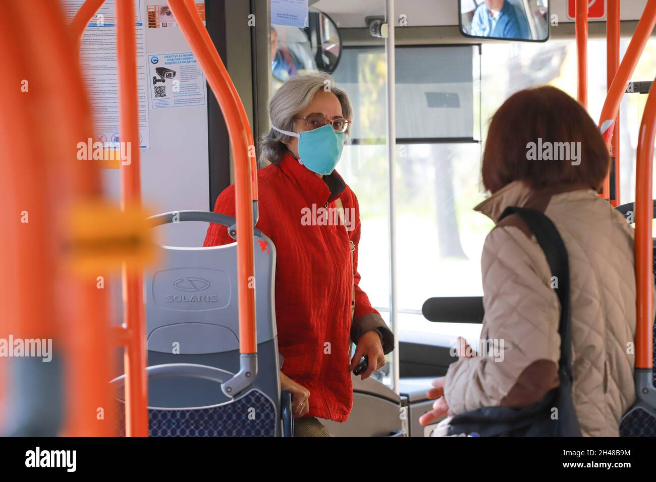 Le persone indossano una maschera protettiva mentre viaggiano con i mezzi pubblici (autobus) a Sofia, Bulgaria, il 01 novembre 2021 Foto Stock