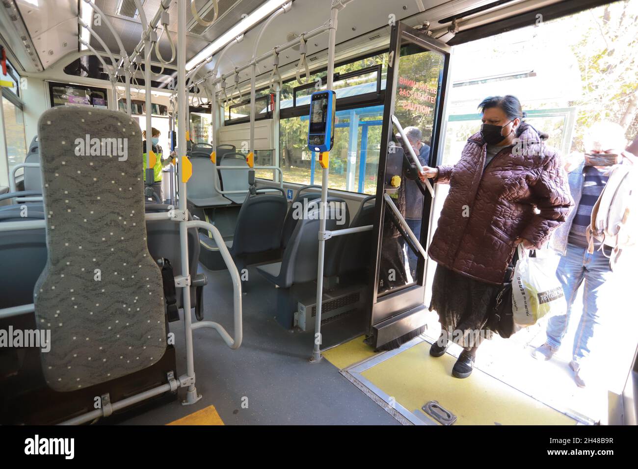 Le persone indossano una maschera protettiva mentre viaggiano con i mezzi pubblici (autobus) a Sofia, Bulgaria, il 01 novembre 2021 Foto Stock