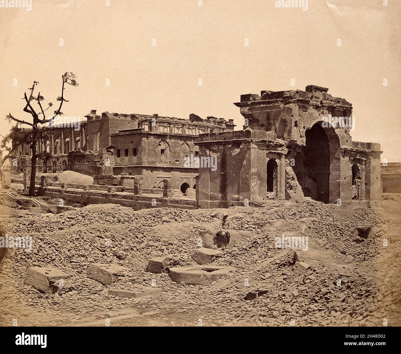Lucknow, India: The Lucknow Residency in ruderi: Ingresso e sala banchetti, mostrando danni causati durante il mutinismo indiano. Fotografia di Felice Beato, ca. 1858. Foto Stock