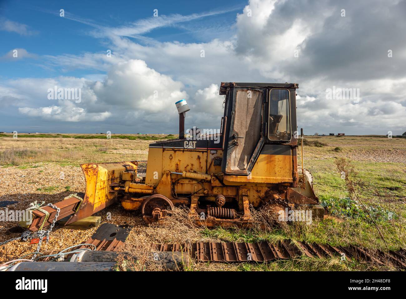 Dungeness, 30 ottobre 2021: Macchine abbandonate sulla spiaggia di ghiaia a Dungeness nel Kent Foto Stock