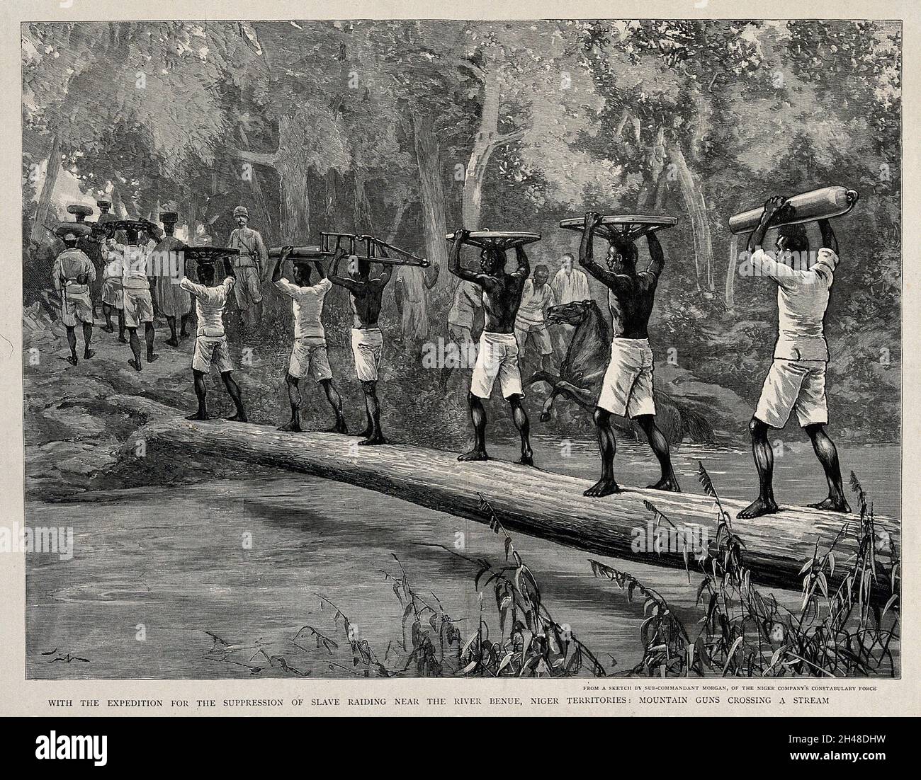 Portieri nigeriani che trasportano parti di armi attraverso il fiume Benue in una spedizione britannica per sopprimere la schiavitù. Incisione del legno dopo Morgan, 1894. Foto Stock