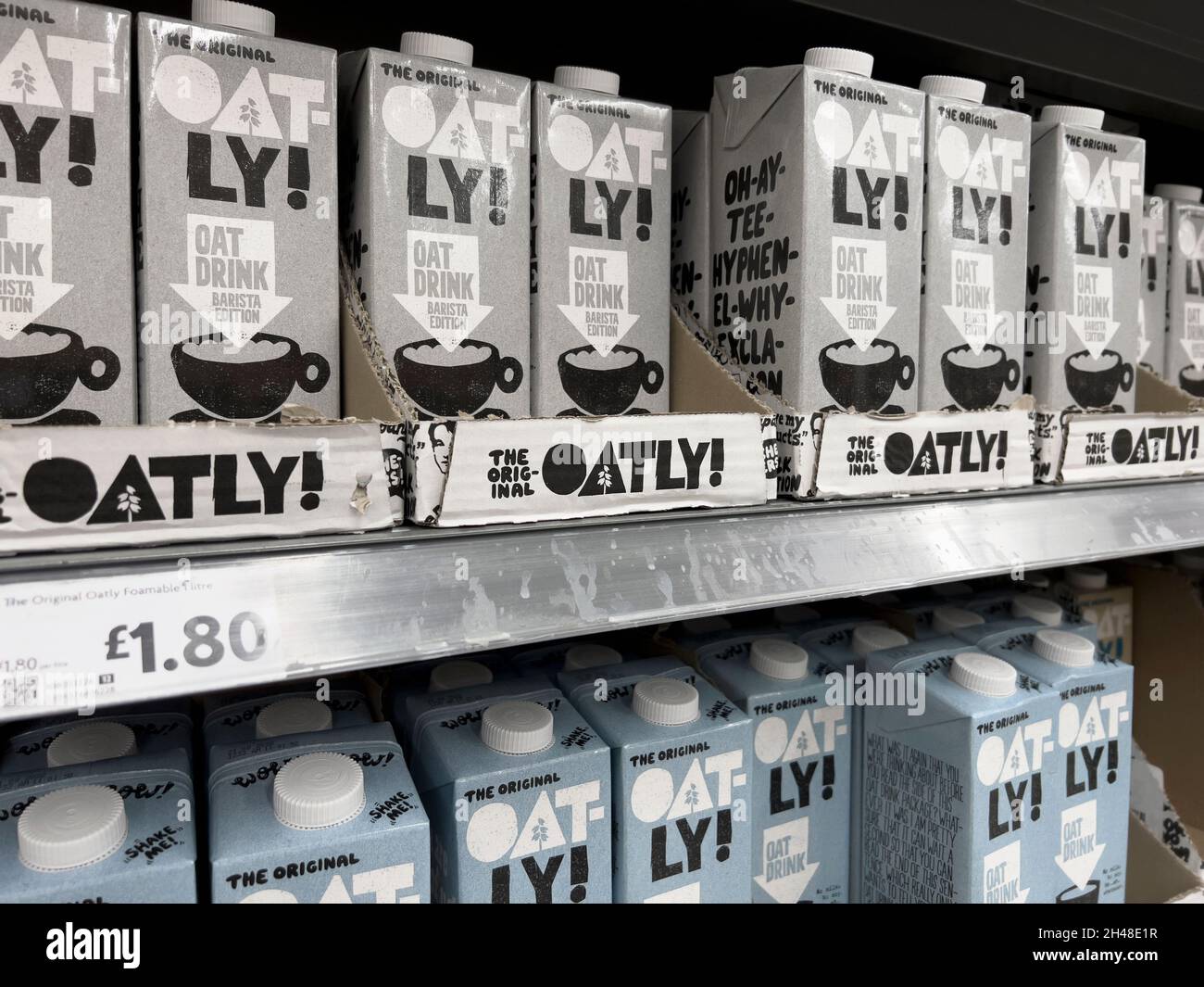 Londra / UK - 28 ottobre 2021 - file di cartoni di latte Oatly in un supermercato con una profondità di campo poco profonda. Oatly è un latte vegano senza latte alternativo Foto Stock