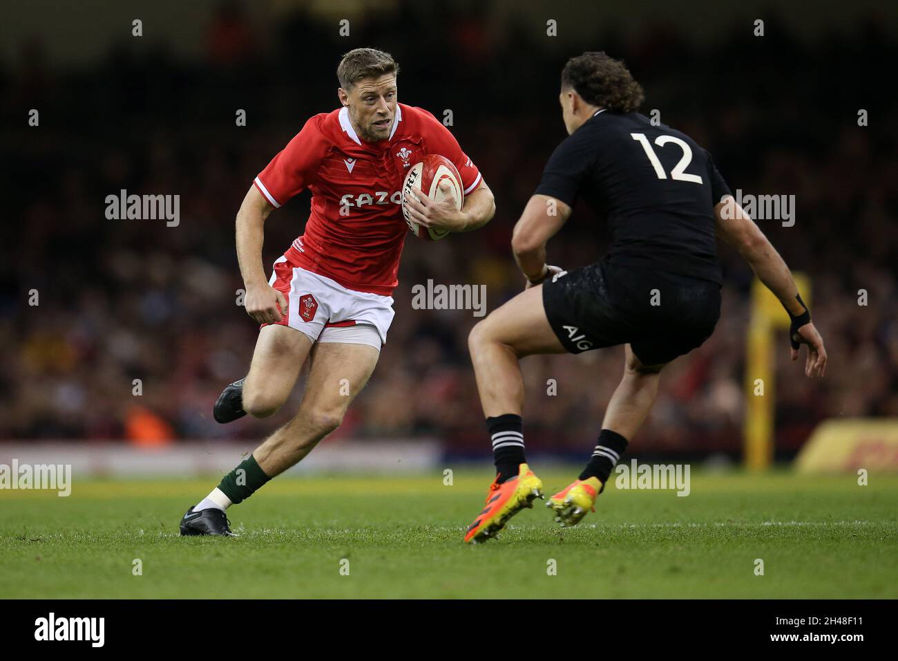 Rhys Priestland of Wales (l) in azione. Rugby Autumn International Match, Galles / Nuova Zelanda al Principato Stadium di Cardiff sabato 30 ottobre 2021. pic di Andrew Orchard/Andrew Orchard fotografia sportiva Foto Stock