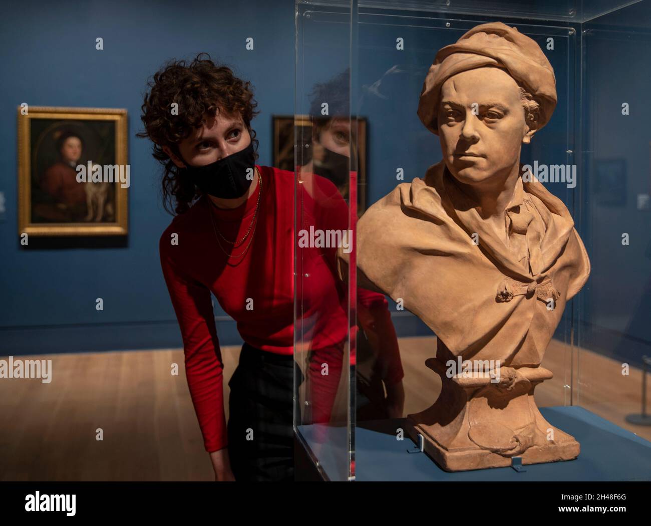 spettacoli pic: Hogarth ed Europe Exhibition alla Tate Britain di Londra visto qui è un busto di terracotta di Hogarth circa 1741 da Roubillac 3 Novembe Foto Stock