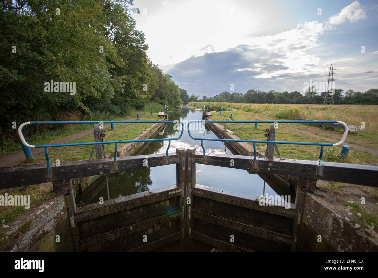 Sterlina blocco su un fiume circondato dal verde nella campagna in Essex Foto Stock