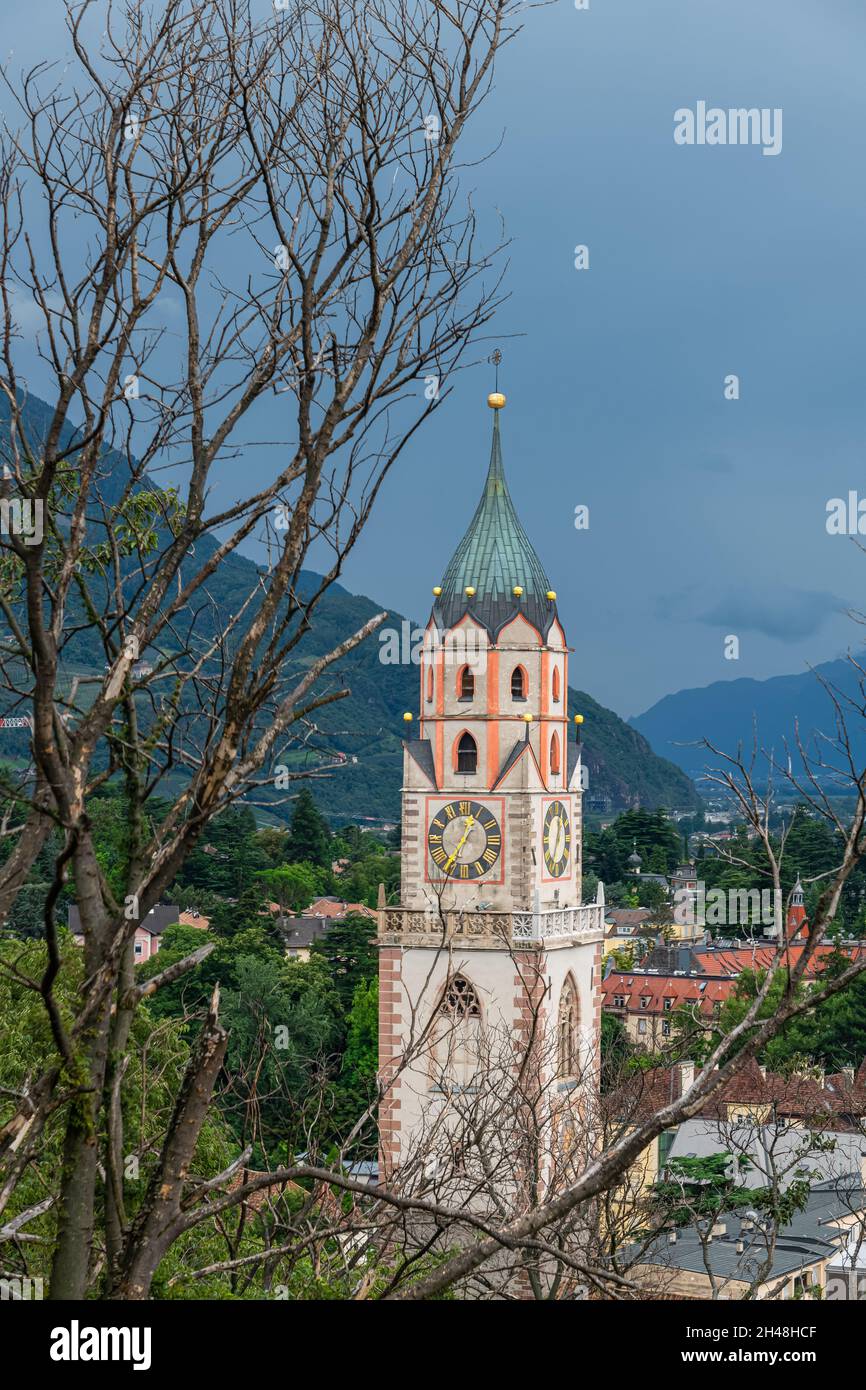 Veduta di Merano in Alto Adige con la chiesa parrocchiale di San Nicola dei secoli XIV e XV - Italia. Foto Stock