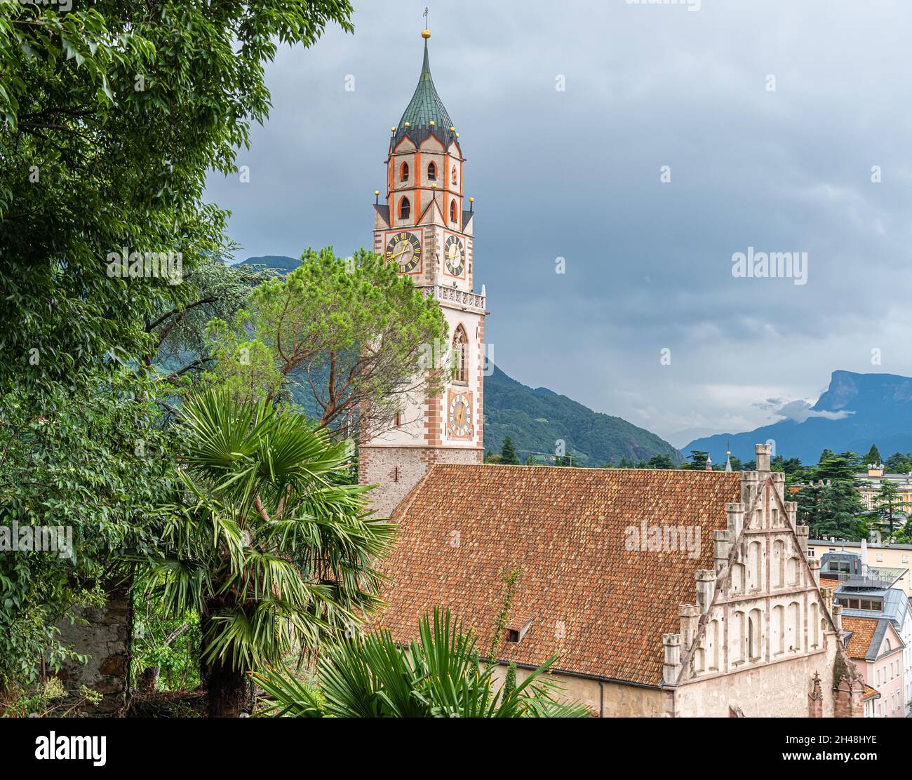 Veduta di Merano in Alto Adige con la chiesa parrocchiale di San Nicola dei secoli XIV e XV - Italia. Foto Stock