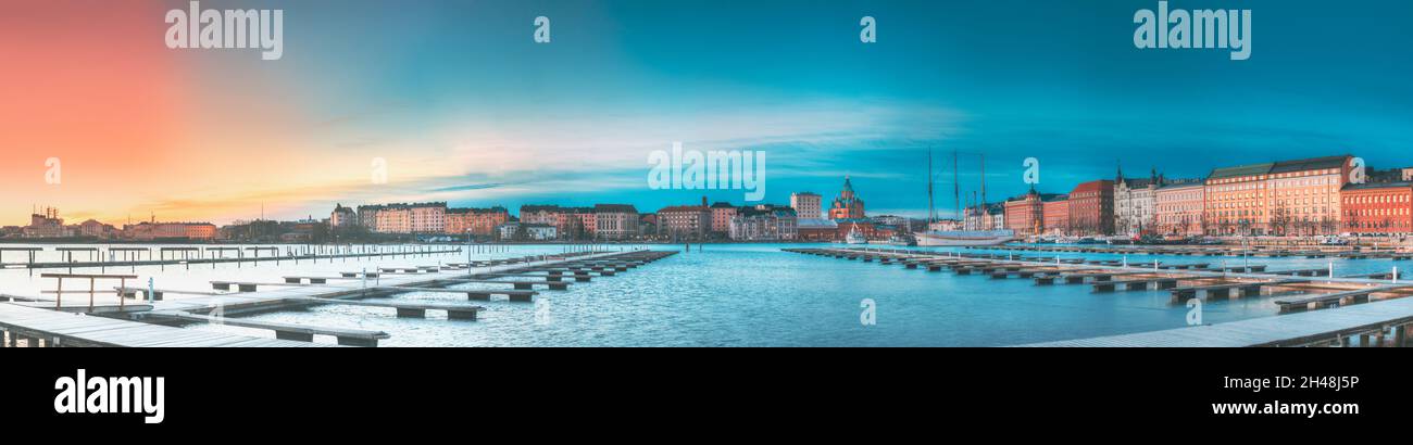 Helsinki, Finlandia. Vista panoramica di via Kanavaranta con Cattedrale Uspenski e via Pohjoisranta al mattino all'alba Foto Stock