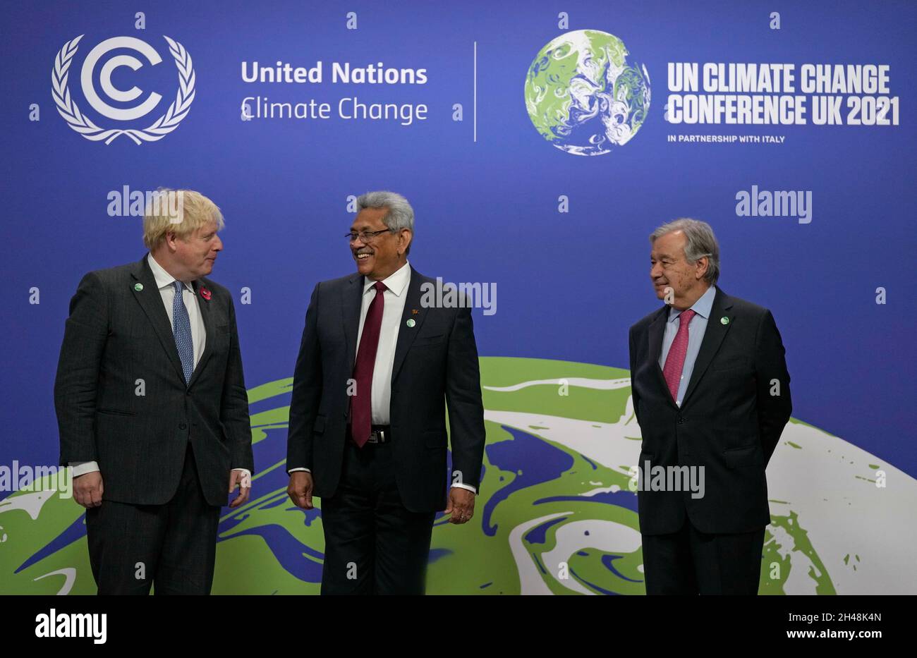 Il primo ministro Boris Johnson (a sinistra) e il segretario generale delle Nazioni Unite Antonio Guterres (a destra) salutano il presidente dello Sri Lanka Gotabaya Rajapaksa al vertice del Cop26 presso lo Scottish Event Campus (SEC) di Glasgow. Data foto: Lunedì 1 novembre 2021. Foto Stock