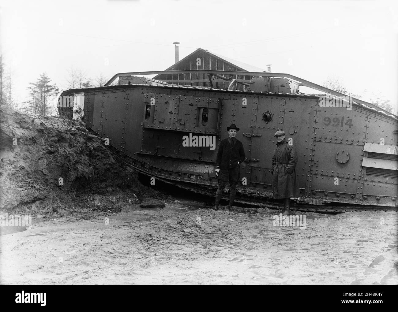 Una foto d'epoca circa 1917 di un carro armato britannico Mark IV in fase di test durante la guerra mondiale Foto Stock