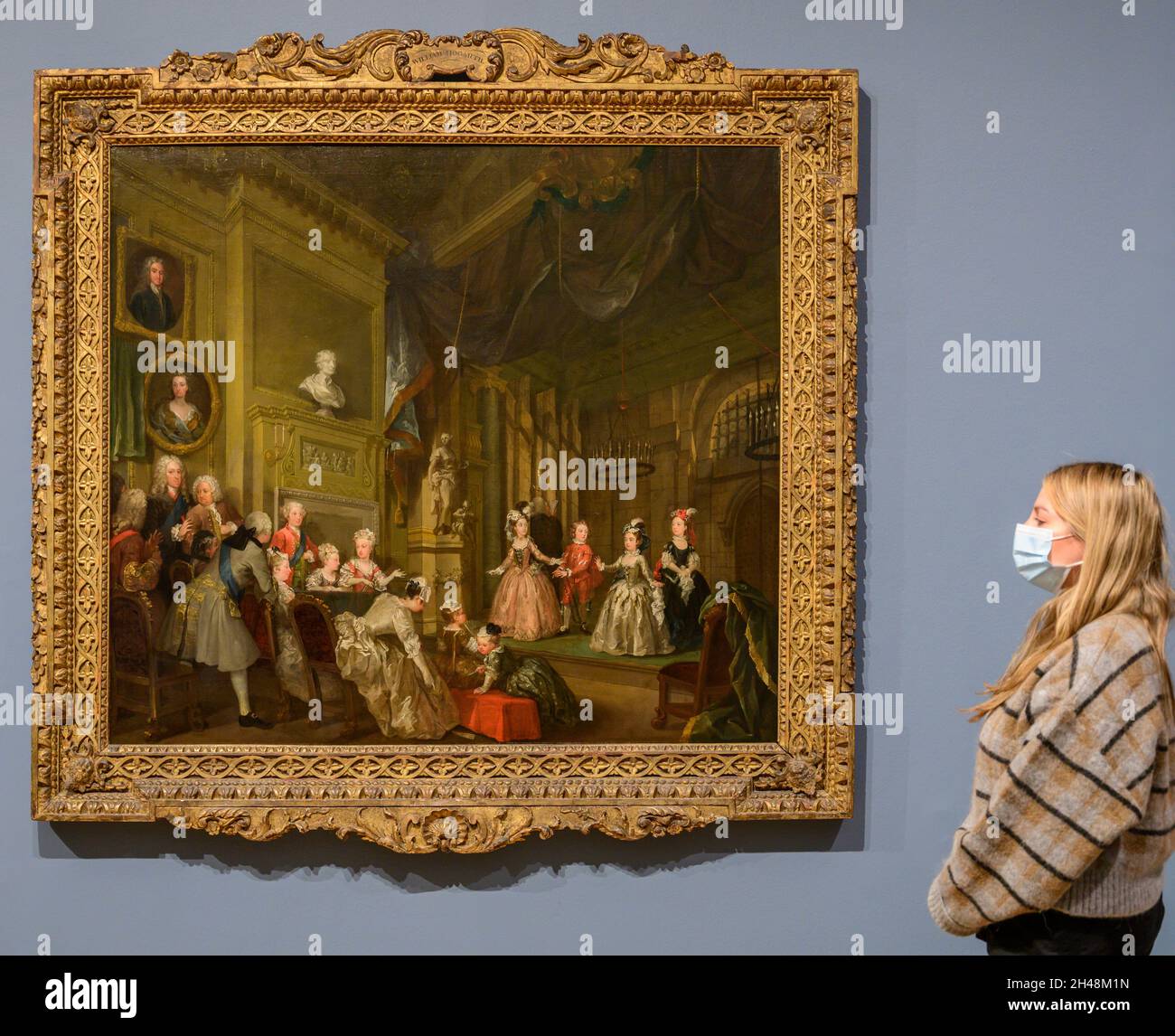 Tate Britain, Londra, Regno Unito. 1° novembre 2021. Hogarth & Europe (3 Nov 21-20 Mar 22). Questa importante mostra presenta William Hogarth (1697-1764), uno dei pittori più famosi della Gran Bretagna, in una nuova luce. Hogarth & Europe mostra il suo lavoro insieme ad artisti di tutto il continente, confrontando come Hogarth ha raffigurato Londra con altri artisti raffiguranti città europee come Amsterdam, Venezia e Parigi. Immagine: William Hogarth, un'esecuzione di 'l'imperatore indiano o la conquista del Messico da parte degli spagnoli', c.1732-5. Collezione privata. Credit: Malcolm Park/Alamy Live News. Foto Stock