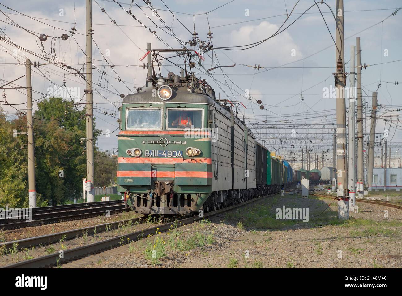 03.09.2016. Russia. Mosca. Ferrovie. La locomotiva elettrica principale VL11 per passeggeri e merci con un treno merci segue la rotta. Foto Stock