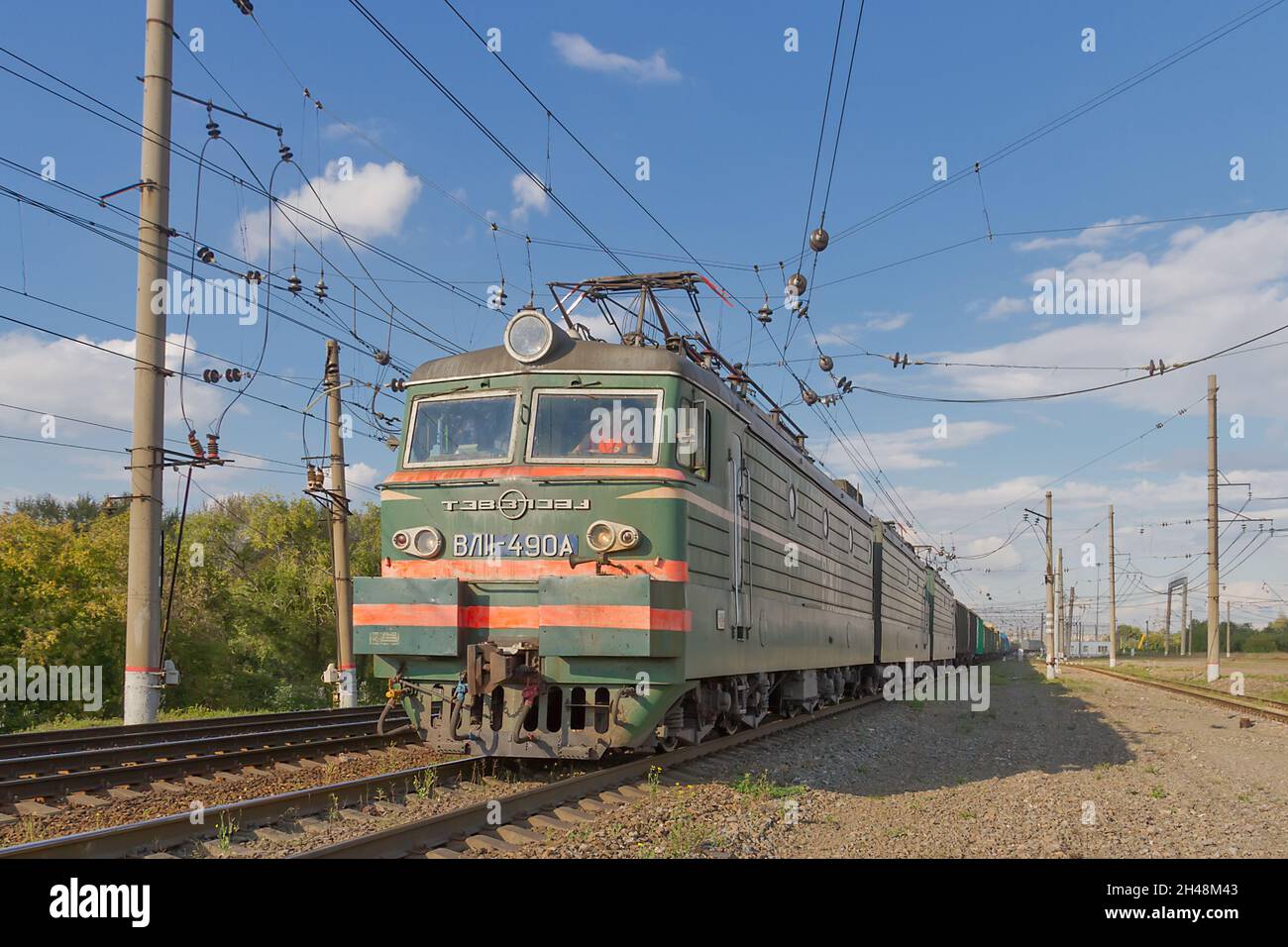 03.09.2016. Russia. Mosca. Ferrovie. La locomotiva elettrica principale VL11 per passeggeri e merci con un treno merci segue la rotta. Foto Stock