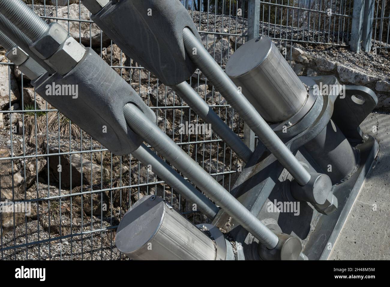 Ancoraggio di cavi in acciaio solido di un ponte di sospensione Foto Stock