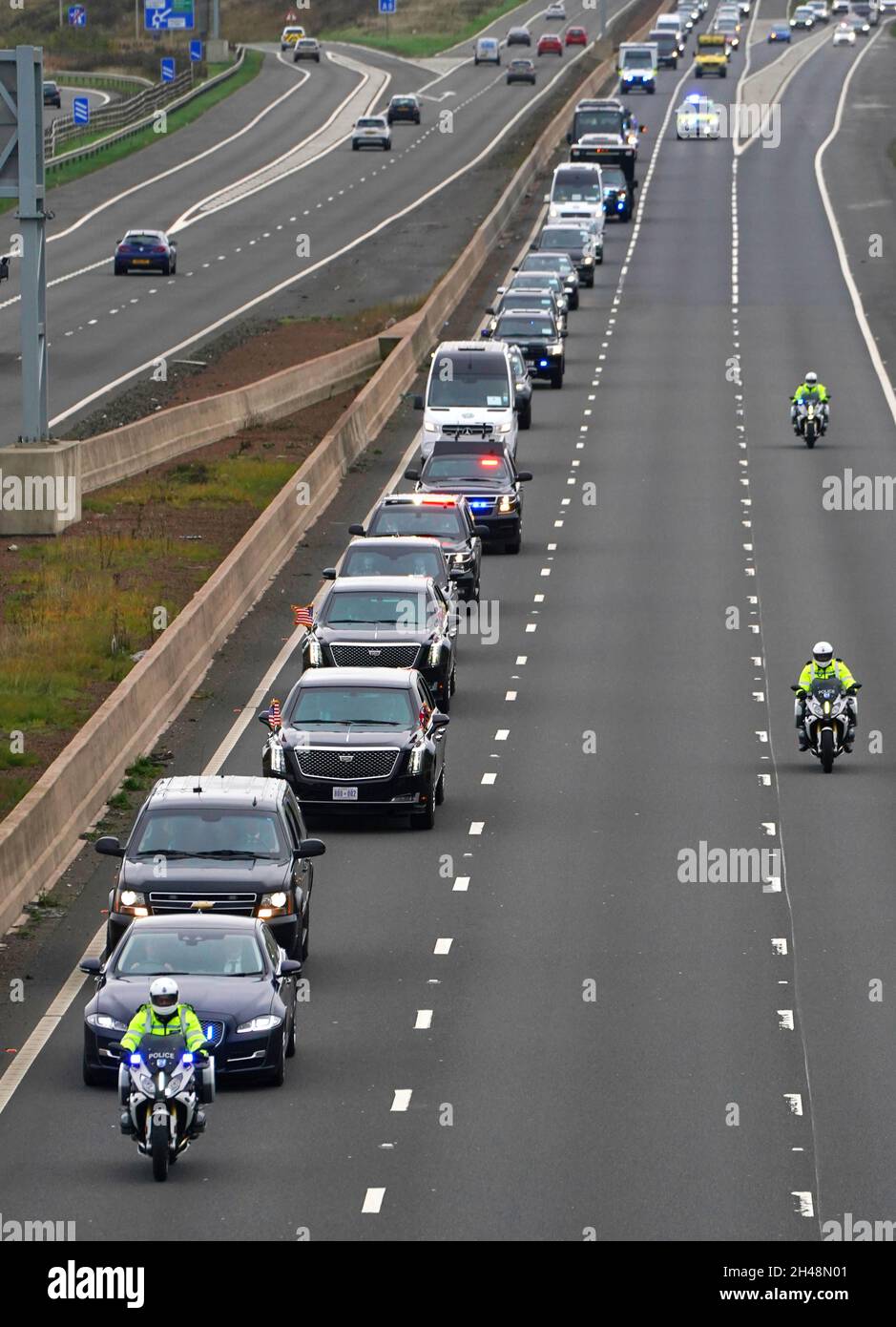 Il motorade del presidente degli Stati Uniti Joe Biden si dirige lungo l'autostrada M8 verso la cima Cop26 a Glasgow dopo che è arrivato all'aeroporto di Edimburgo. Data foto: Lunedì 1 novembre 2021. Foto Stock