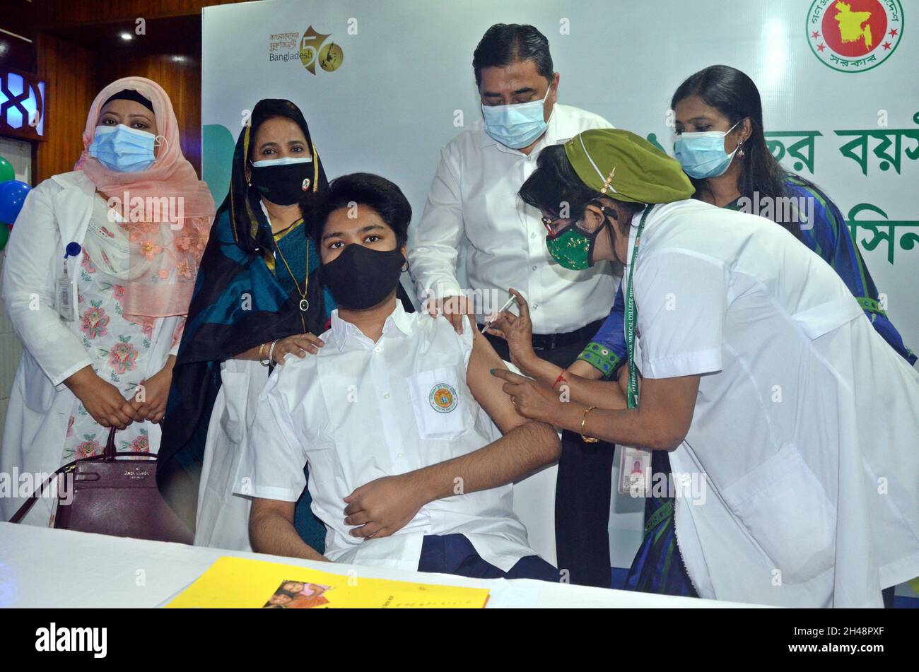 NOVEMBRE 01,2021,DHAKA,BANGLADESH- il Bangladesh ha iniziato a somministrare vaccini contro il coronavirus a studenti di età compresa tra 12-17 e 50 anni. La guida per l’inoculazione è stata formalmente lanciata il 01,2021 novembre presso il centro di vaccinazione della Ideal School and College di Dhaka a Motijheel. Uno studente riceve la sua vaccinazione covid 19 come parte del programma di vaccinazione del Bangladesh per i bambini dai 12 ai 17 anni Foto Stock