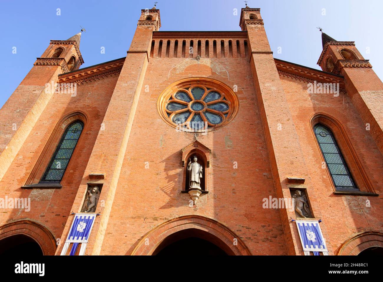 Facciata della Cattedrale di San Lorenzo ad Alba, Regione di Piedmonte, Italia. La cattedrale si trova nel settore orientale dell'antica città di Alba Pompei Foto Stock