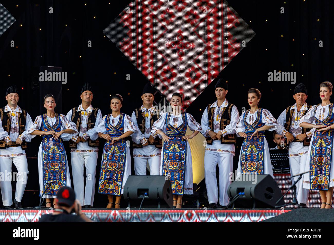Popolo rumeno in abito folclorico al festival folcloristico di Sibiu in Romania, 07 agosto 2021 Foto Stock