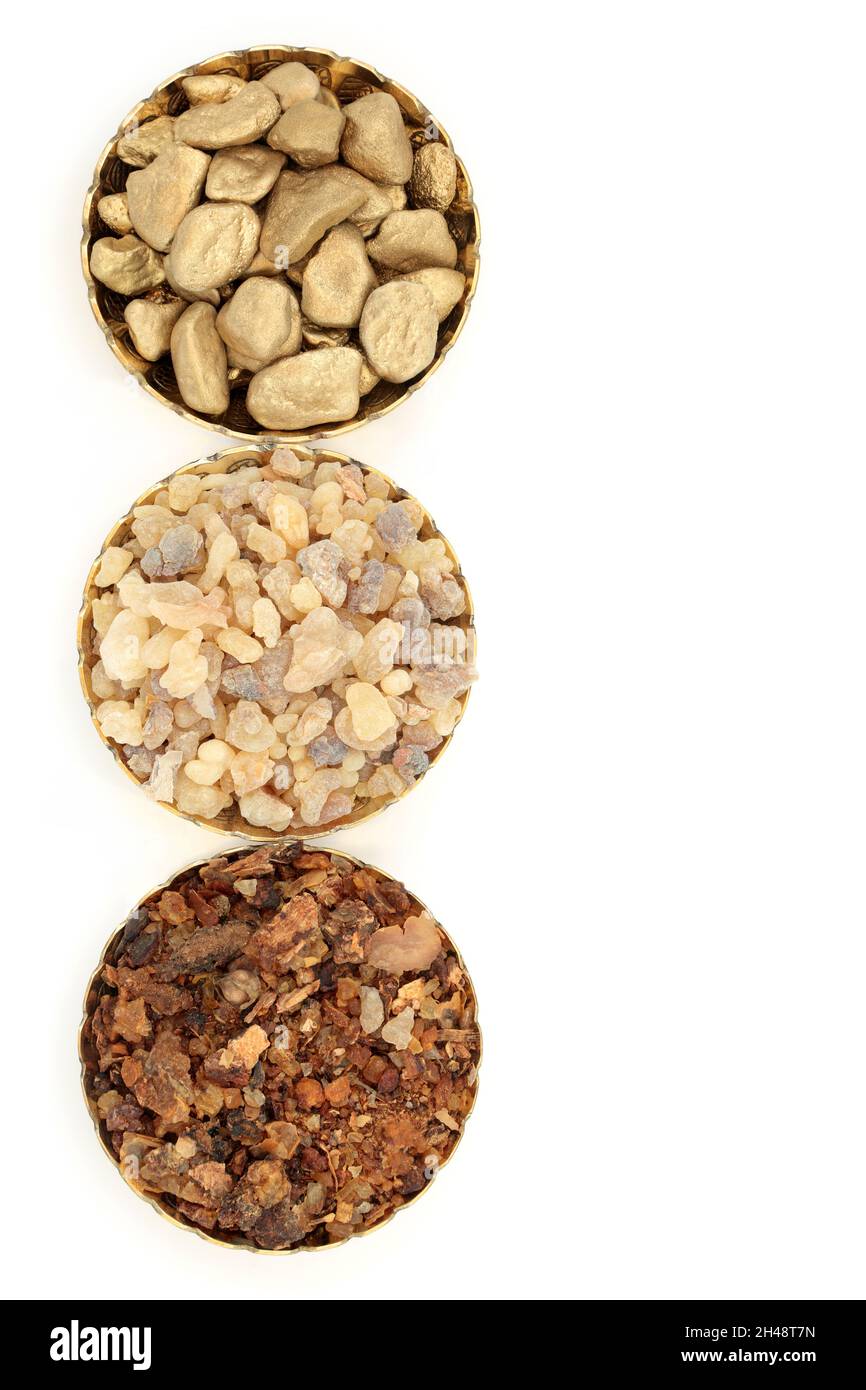 Frankincense d'oro e composizione mirra in ciotole. Simboli religiosi cristiani dati a Gesù Cristo alla sua nascita dai tre saggi. Vista dall'alto su wh Foto Stock