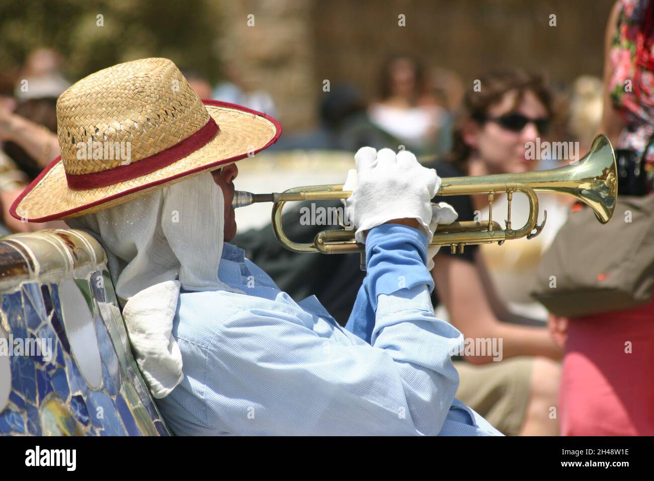 Il musicista suona la tromba nel Parco Güell Barcellona Foto Stock