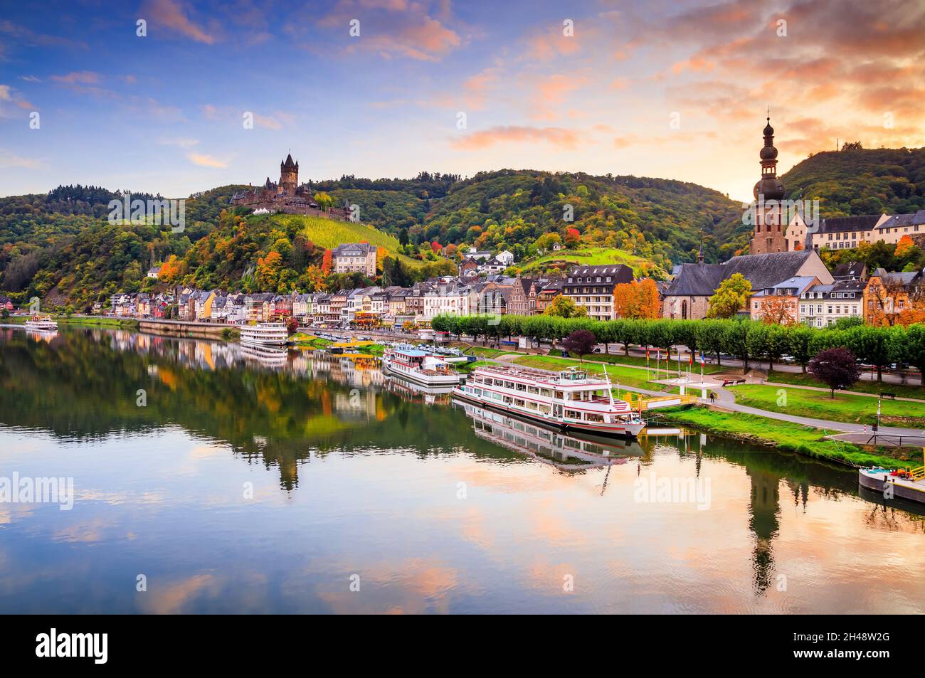 Cochem, Germania. Città vecchia e la città di Cochem Reichsburg (castello) sul fiume Mosella. Foto Stock