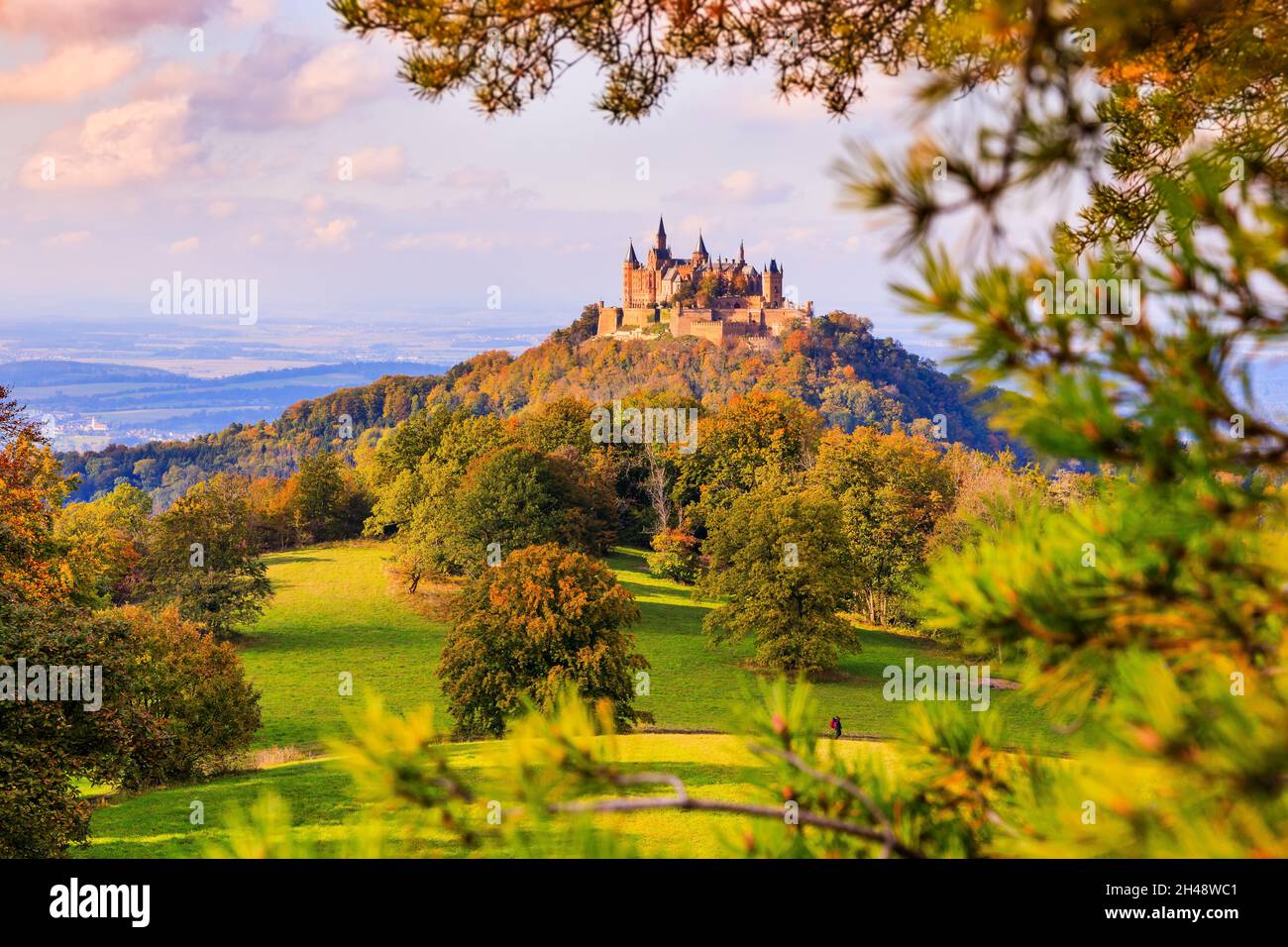 Castello di Hohenzollern, Germania. Vista sul castello e la campagna circostante dall'Albtrauf Foto Stock
