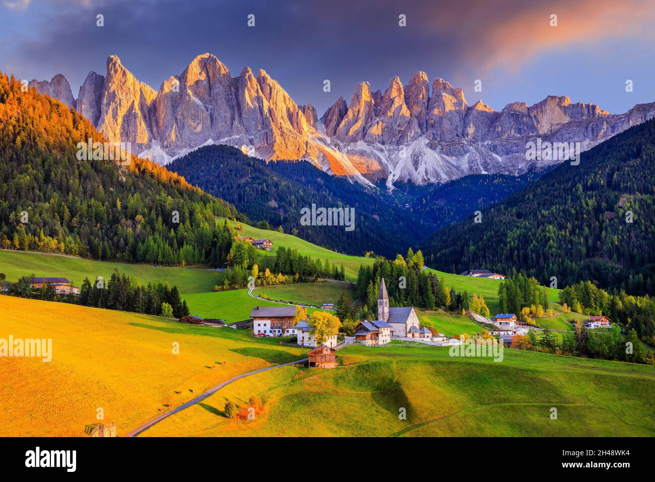 Val di Funes, Italia. Villaggio di Santa Maddalena di fronte al gruppo montuoso Odle (Geisler) delle Dolomiti. Foto Stock