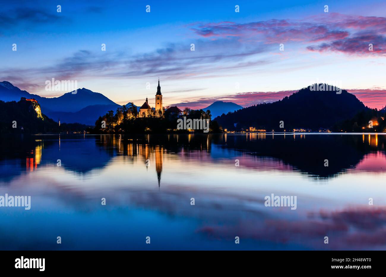 Lago di Bled, Slovenia. Alba sul lago Bled con la famosa Bled Island e lo storico castello di Bled sullo sfondo. Foto Stock