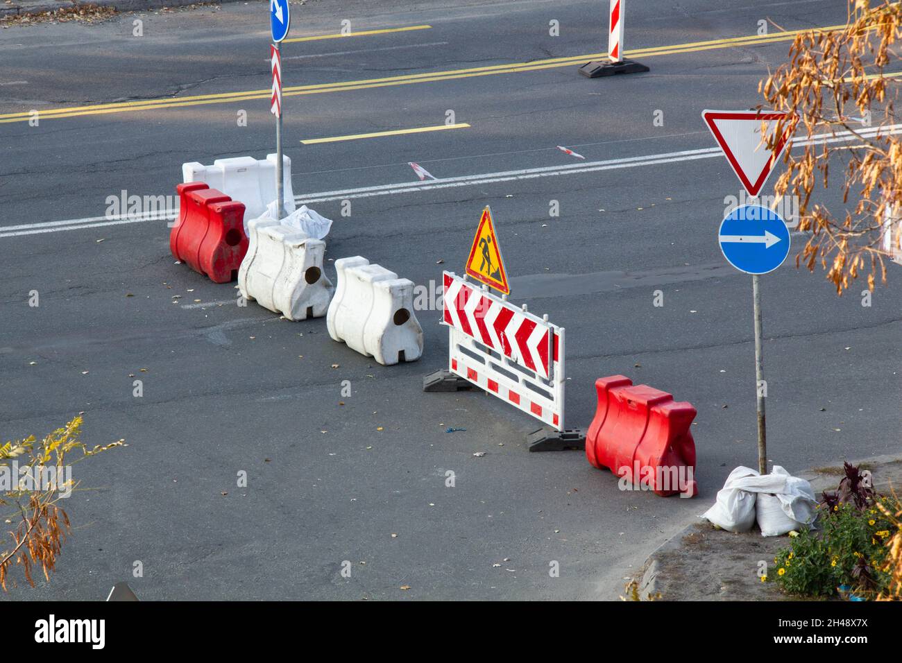 La strada è chiusa. Cartello strada chiusa. Segno di deviazione. Segnaletica stradale e simbolo. Cartello stradale sullo sfondo della strada. Segnaletica stradale. Riparazione su strada. Conducente Foto Stock