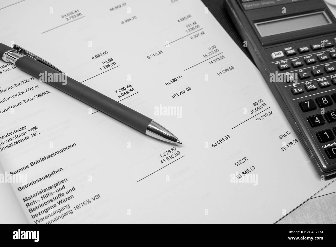 una penna a sfera e un calcolatore si trovano su una valutazione finanziaria Foto Stock una penna a sfera e un calcolatore si trovano su una valutazione finanziaria Foto Stock