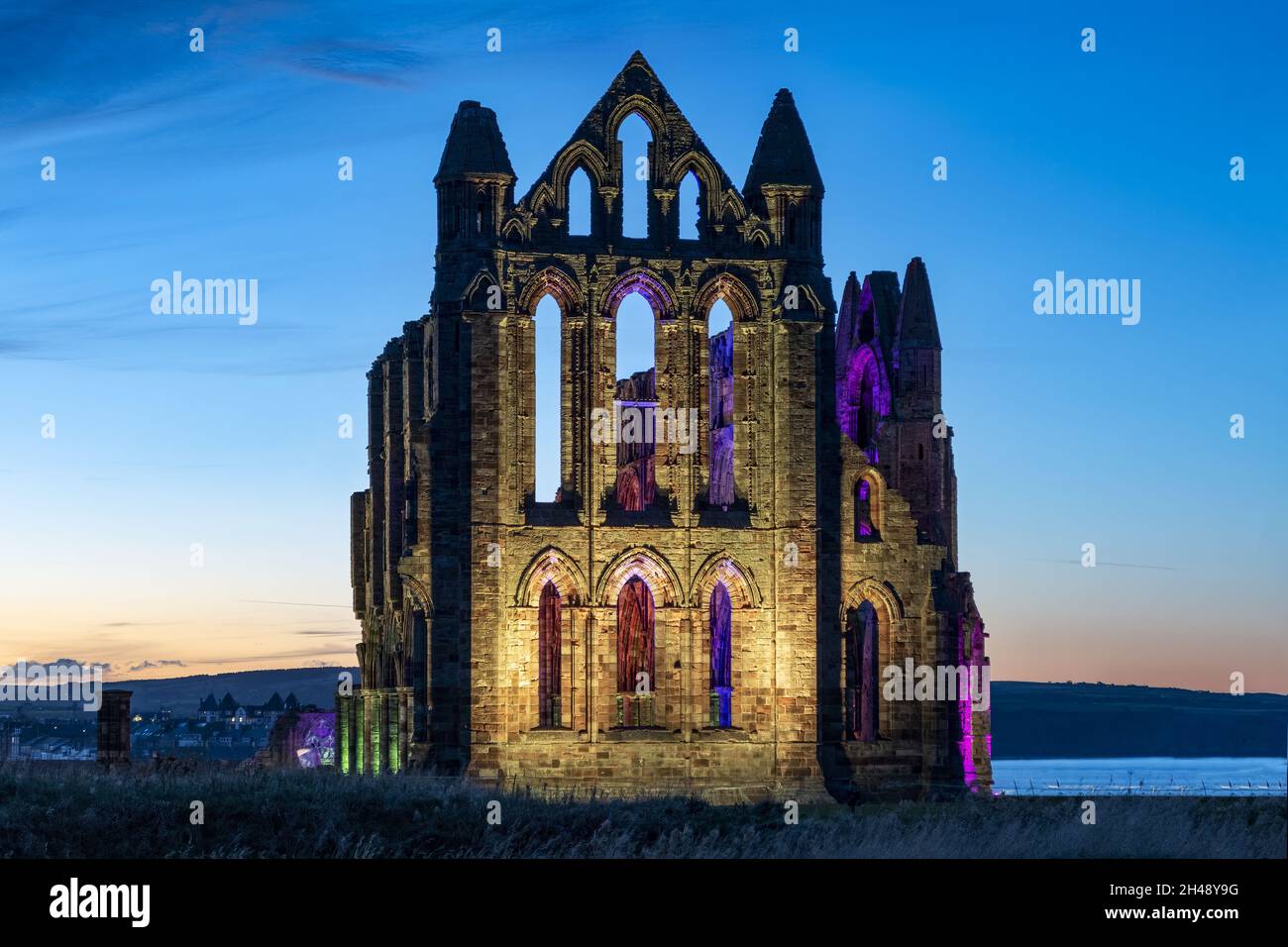 Abbazia di Whitby illuminata ottobre 2021 Foto Stock