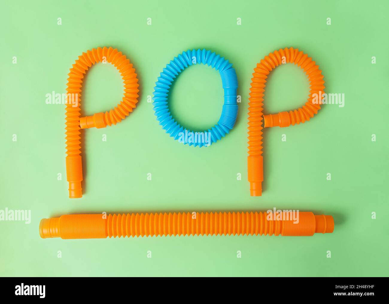 Composizione da giocattoli antistress - pop tubes.Word pop e tubo sotto it.gioco di dito divertente. Foto Stock
