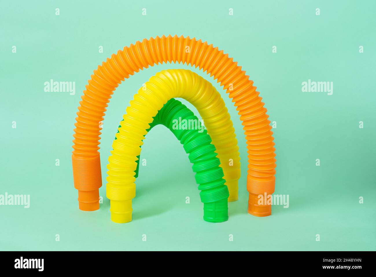 Composizione da tubi pop colorati, rimanendo come arco - dito antistress giocattoli per adulti e bambini. Foto Stock