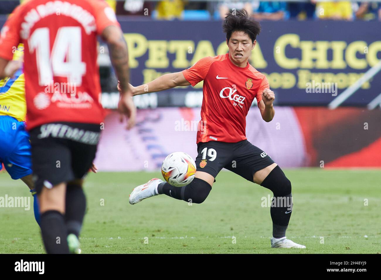 Kang-in Lee di RCD Mallorca durante il campionato spagnolo la Liga partita di calcio tra Cadice CF e RDC Mallorca il 31 ottobre 2021 allo stadio Nuevo Mirandilla di Cadice, Spagna - Foto: Joaquin Corchero/DPPI/LiveMedia Foto Stock