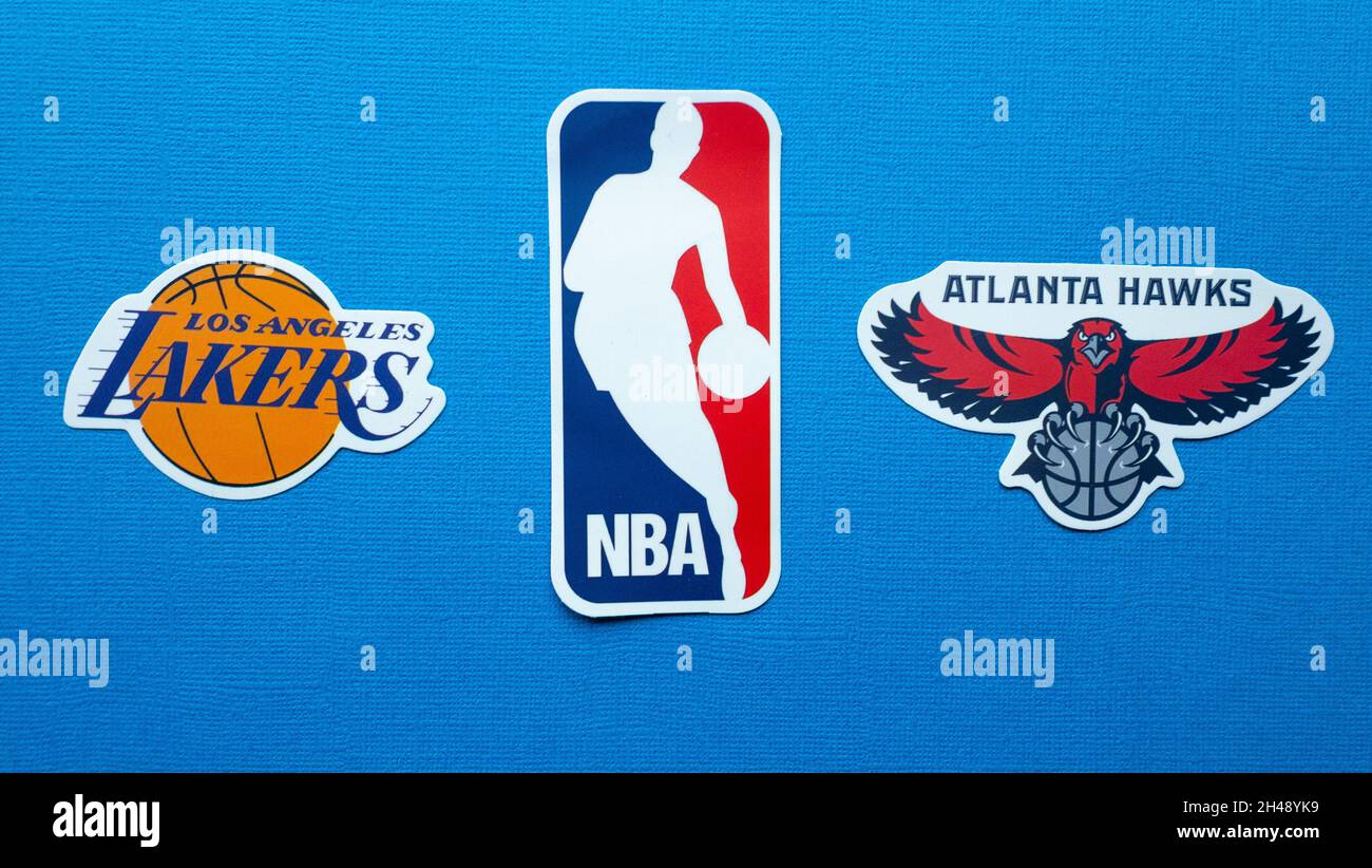 1 ottobre 2021, Springfield, USA, emblemi delle squadre di pallacanestro dei Los Angeles Lakers e degli Atlanta Hawks su sfondo blu. Foto Stock