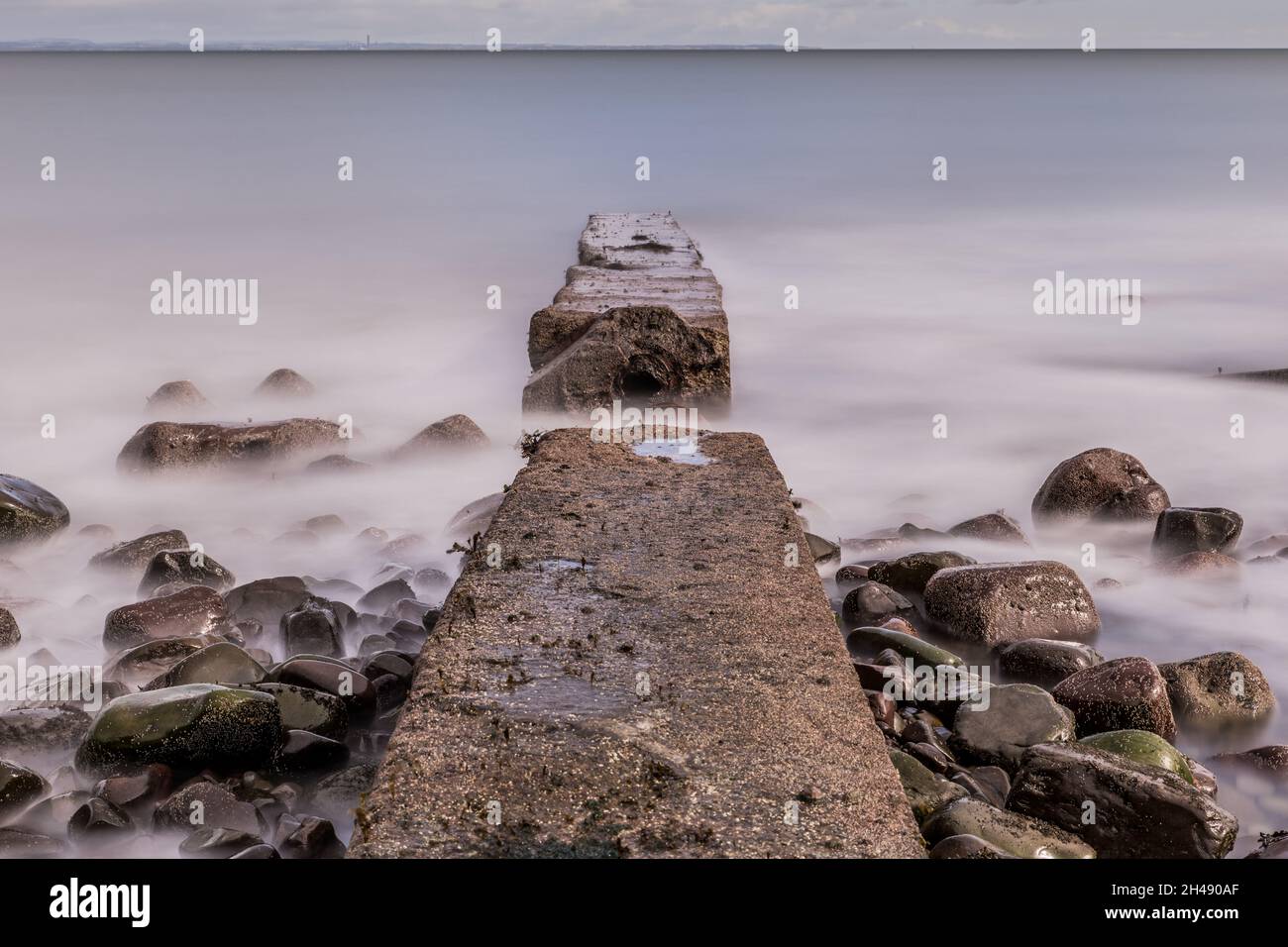 Lungo mare di esposizione e rocce Foto Stock