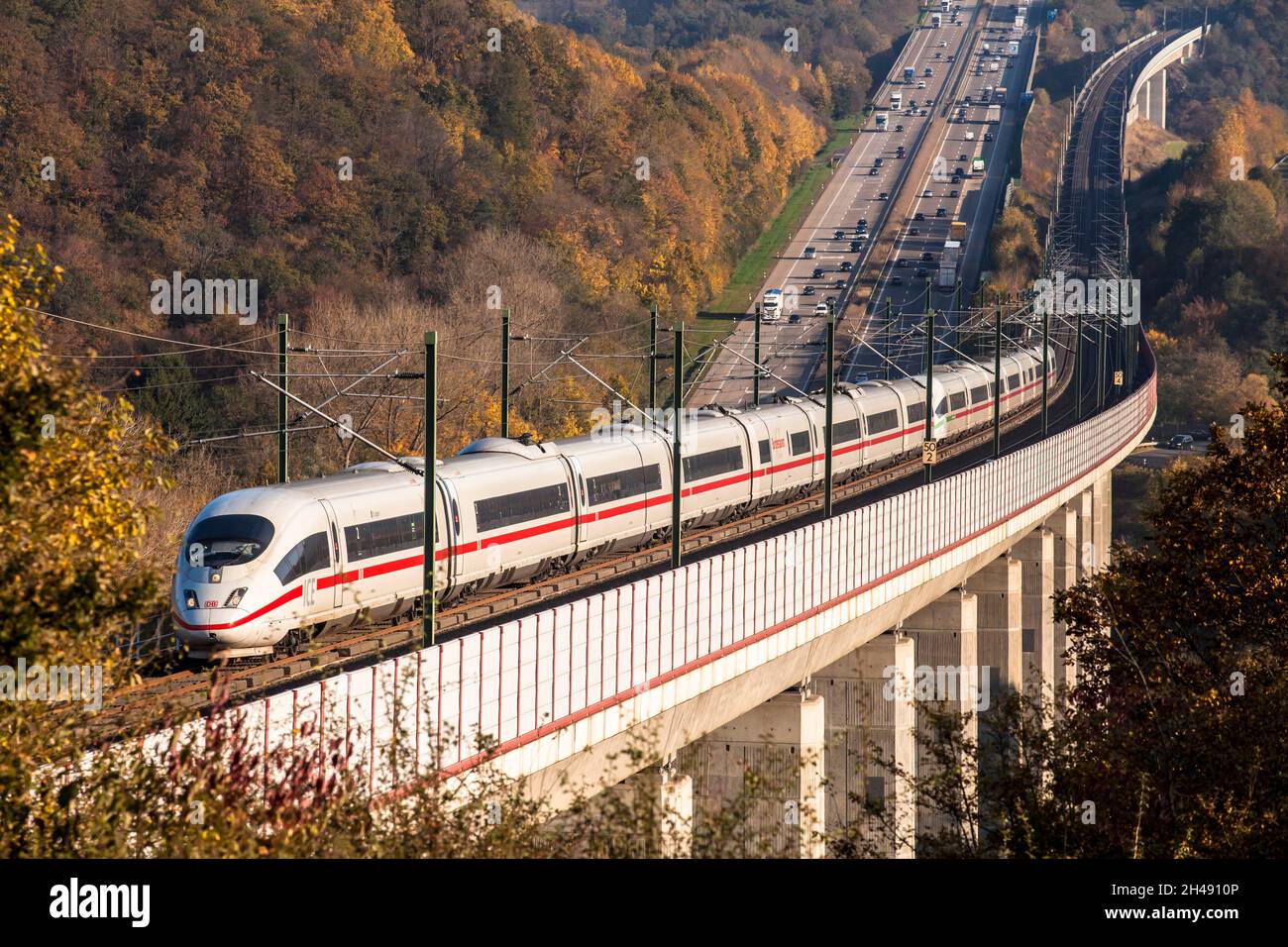 Treno ad alta velocità ICE 3 della Deutsche Bahn AG sulla linea ad alta velocità da Francoforte a Colonia, autostrada A3, ponte Hallerbachtal, Neustadt Wied, Reno Foto Stock