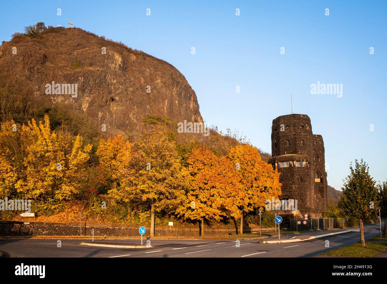 Resti della testa di ponte dell'ex ponte di Remagen (ponte Ludendorff) sotto l'Erpeler Ley, Erpel, Renania-Palatinato, Germania. Rete de Foto Stock