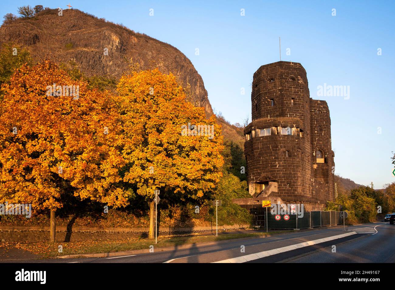 Resti della testa di ponte dell'ex ponte di Remagen (ponte Ludendorff) sotto l'Erpeler Ley, Erpel, Renania-Palatinato, Germania. Rete de Foto Stock