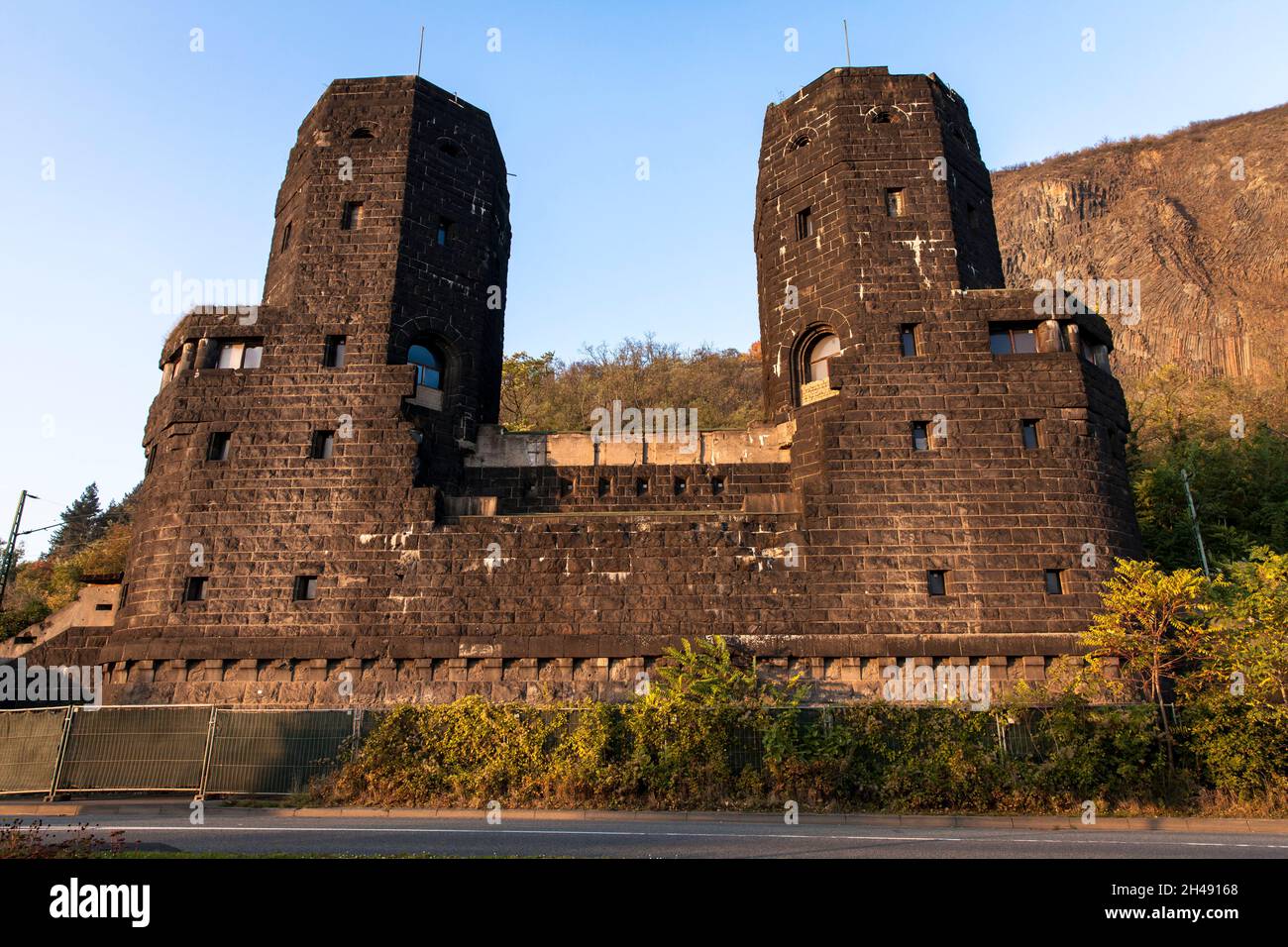 Resti della testa di ponte dell'ex ponte di Remagen (ponte Ludendorff) sotto l'Erpeler Ley, Erpel, Renania-Palatinato, Germania. Rete de Foto Stock