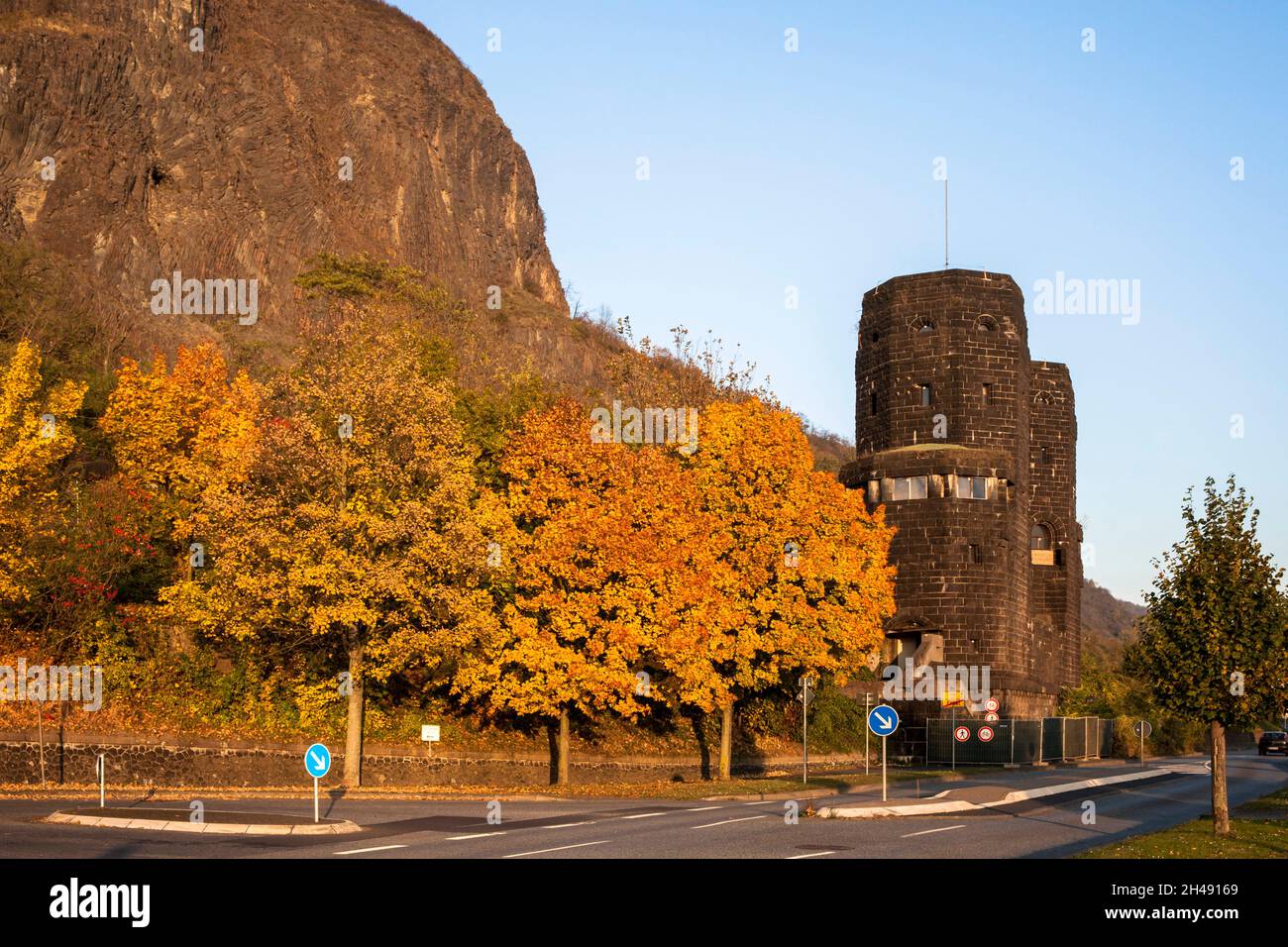 Resti della testa di ponte dell'ex ponte di Remagen (ponte Ludendorff) sotto l'Erpeler Ley, Erpel, Renania-Palatinato, Germania. Rete de Foto Stock